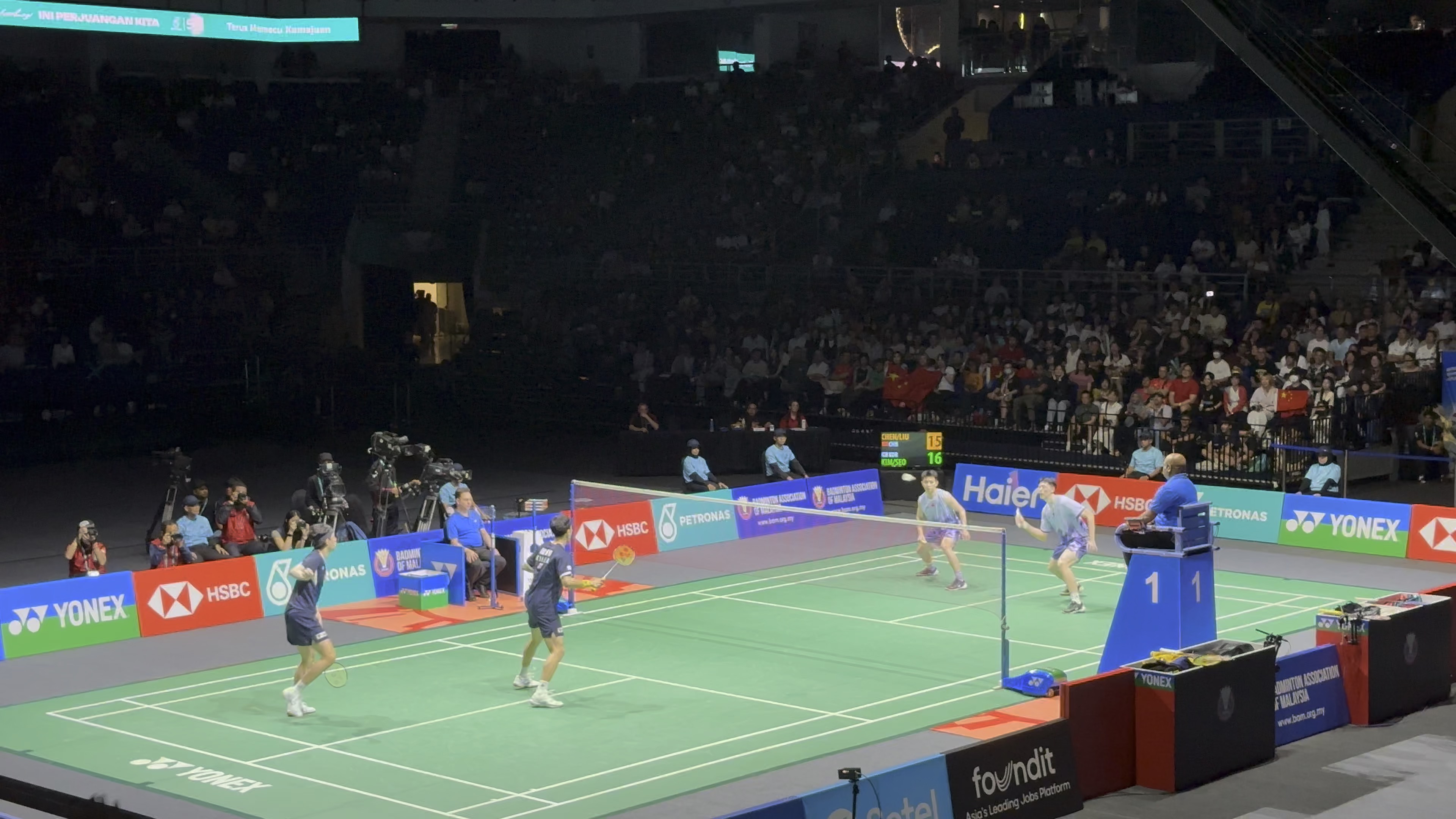 马来西亚球队在比赛中奋力拼搏！的简单介绍