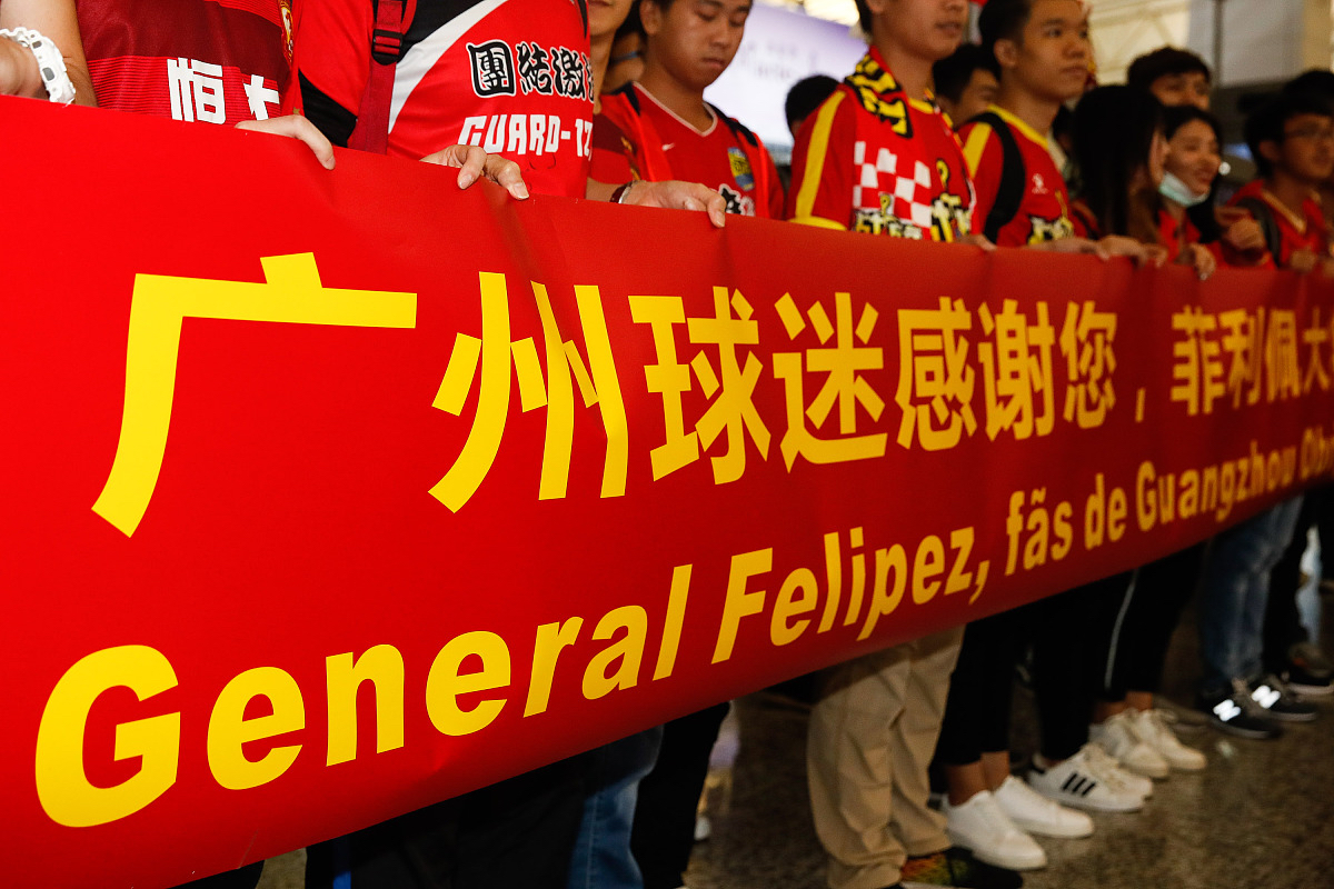 包含比赛中球员们奋力拼搏，全力以赴追求胜利的词条