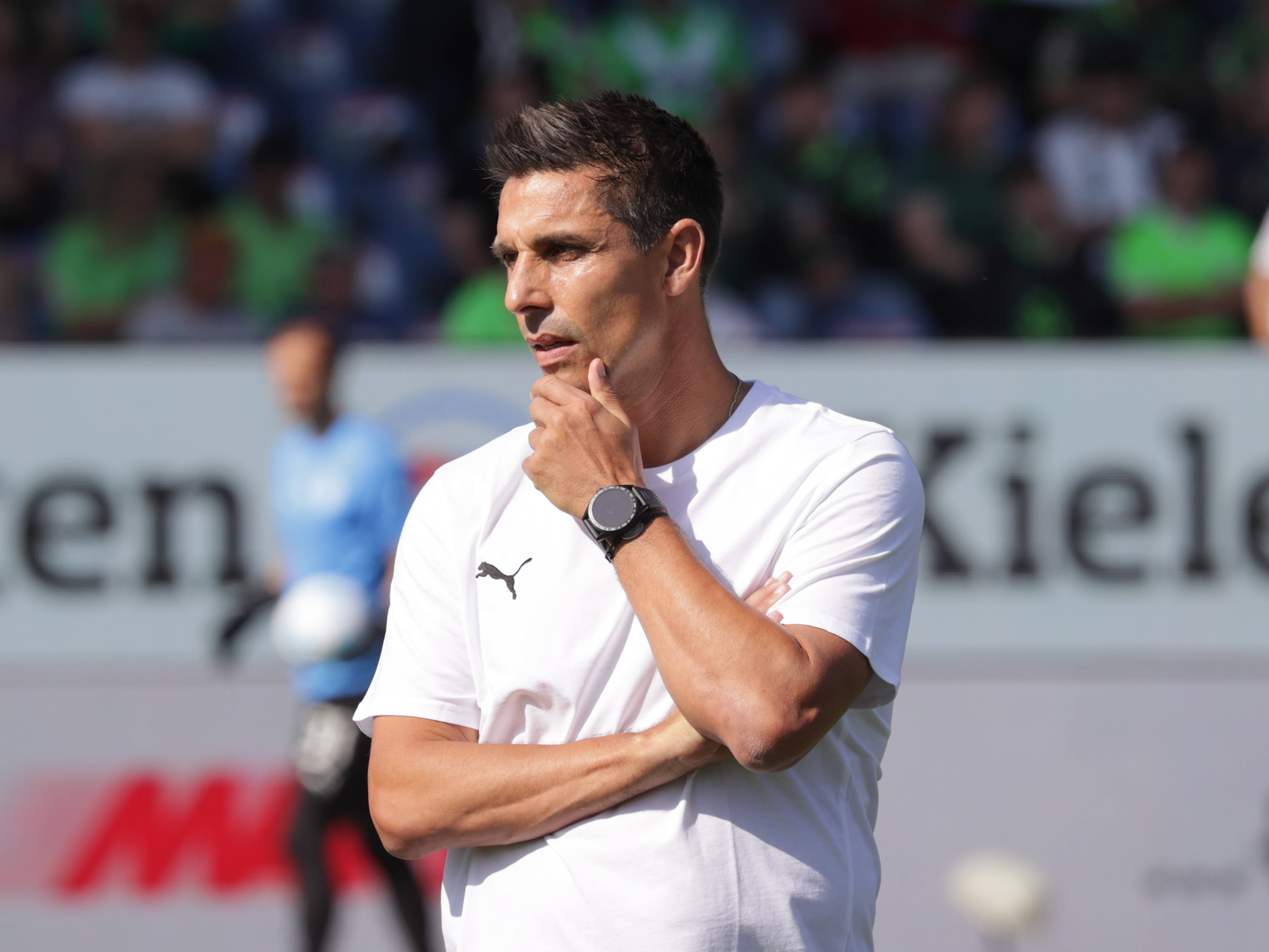 包含沃尔夫斯堡中场失误频频，主帅或考虑调整阵容的词条