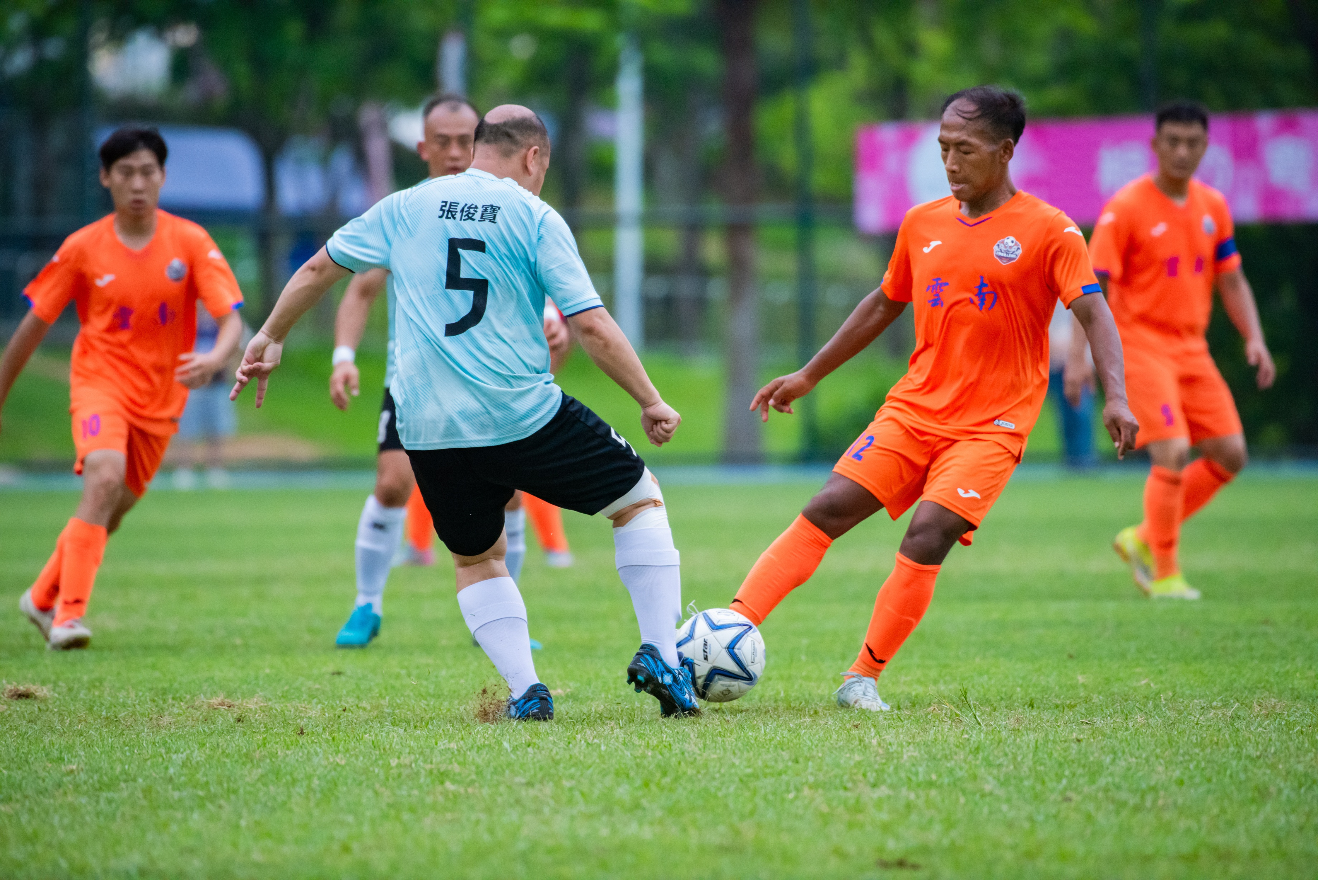 队员们在欧洲国家足球大赛中奋勇争先