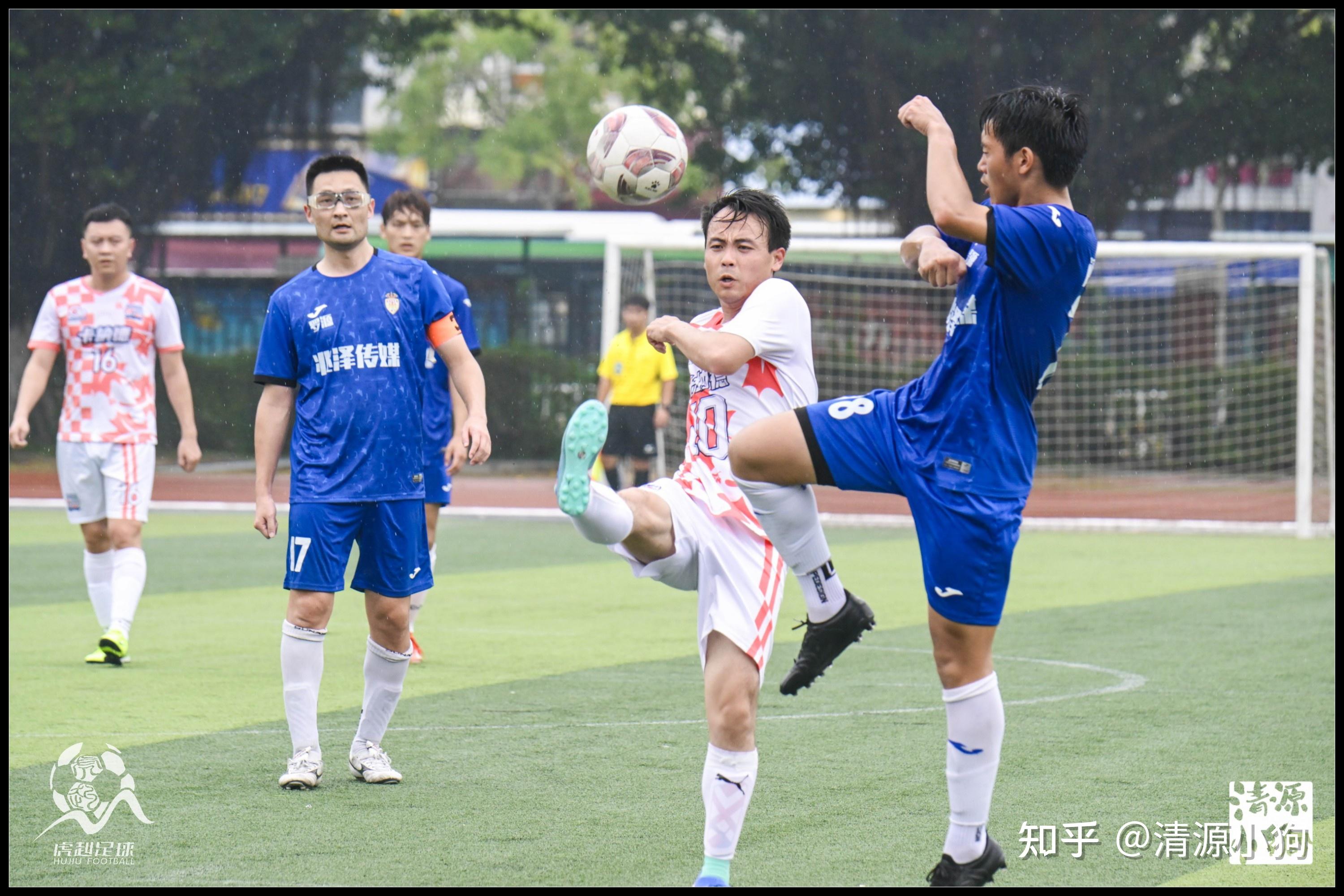 精品足球联赛中球员交流与讨论的热议