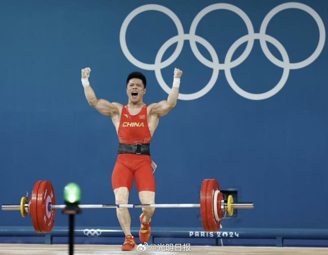 运动员们在赛场上全力拼搏，为观众带来视觉盛宴的简单介绍