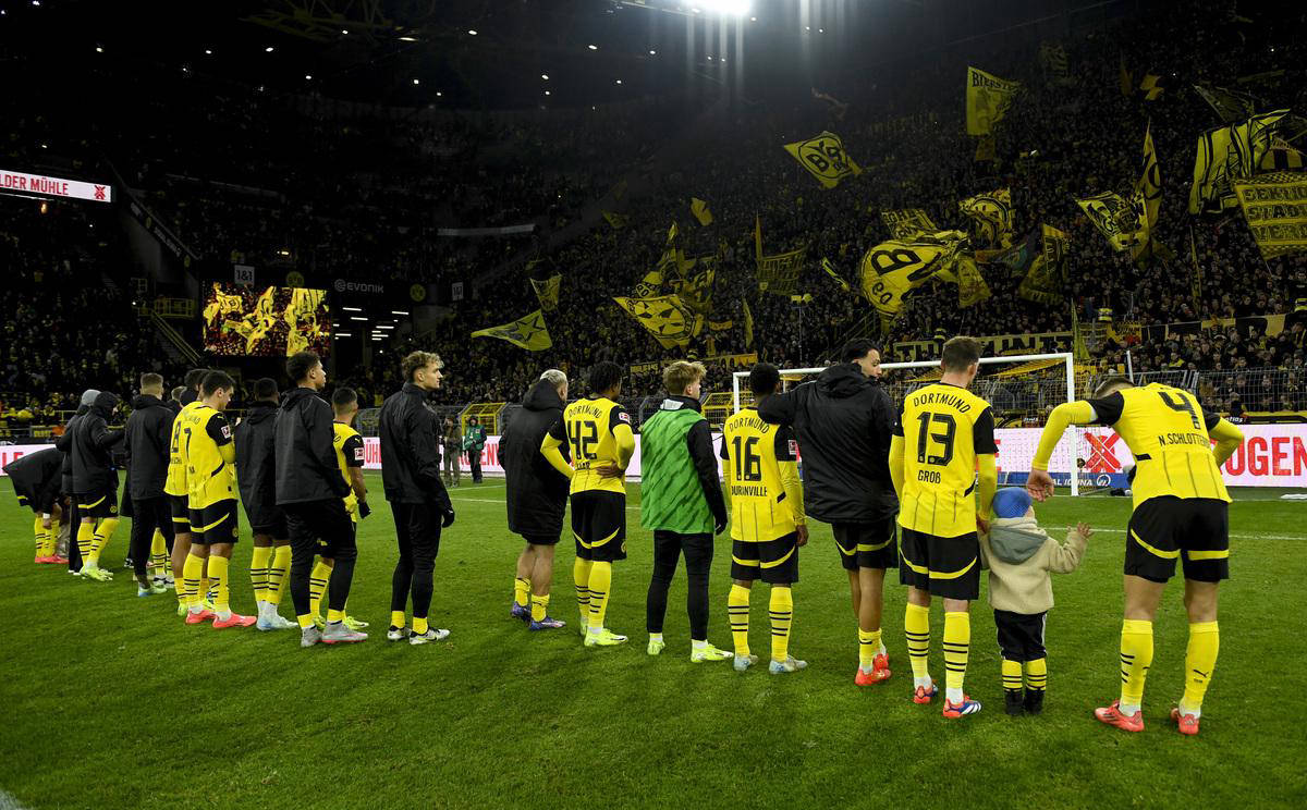 多特淘汰曼联，欧冠路上秋风扫叶