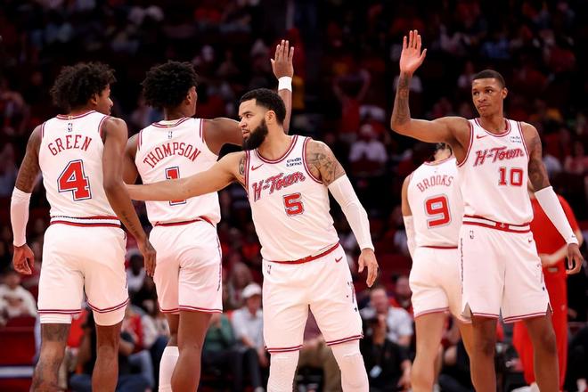 包含圣埃蒂安球队惊险获胜，豪取三分的词条