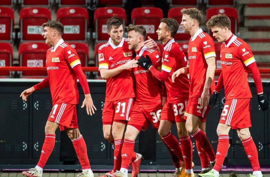 包含斯图加特球员斗志昂扬，轻松击败对手的词条