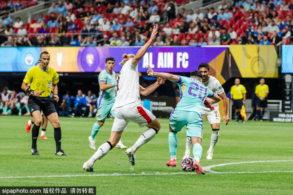 亚洲杯焦点战：哈兰德vs詹姆斯，登顶引发球迷沸腾