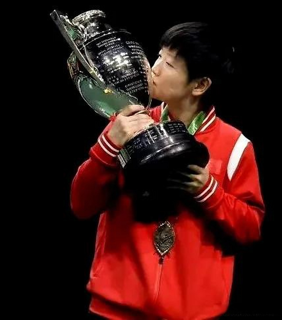 包含突尼斯跳水选手斩获铜牌夺得奖杯的词条