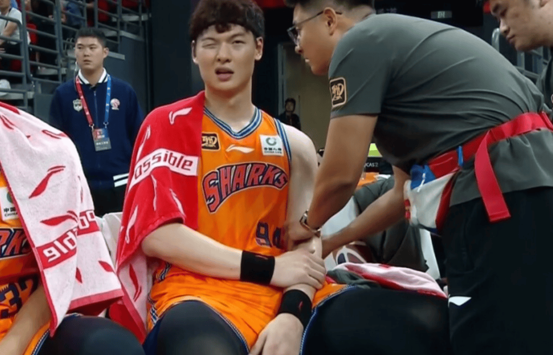 上海男篮遭遇连败，主教练面临挑战