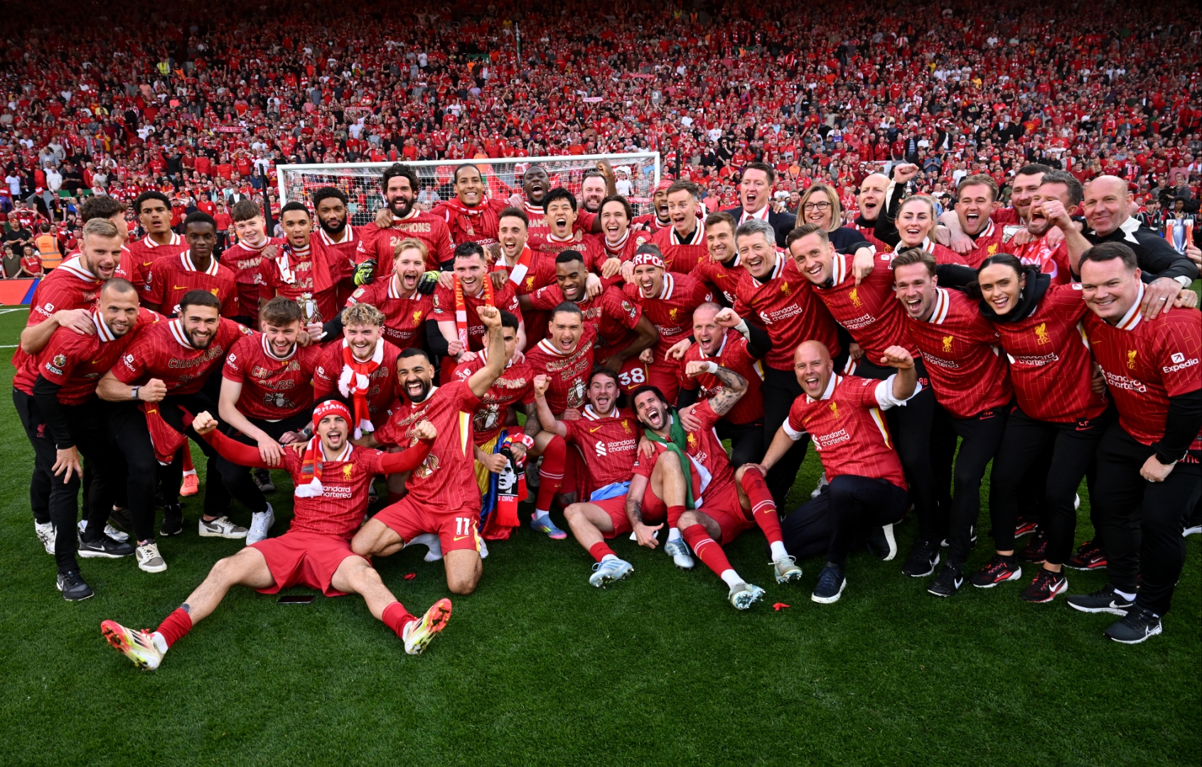 波尔多队在场上尽展风采，力争胜利的简单介绍