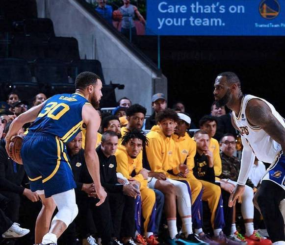 勇士与湖人打平手，激烈对决