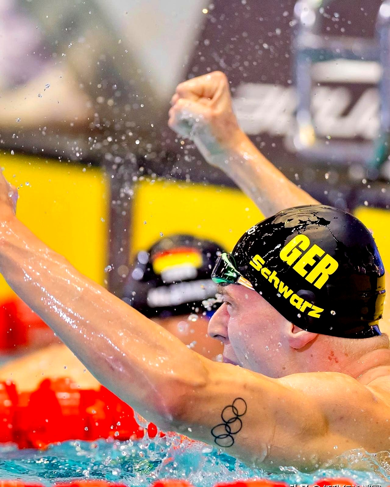 游泳选手刷新世界纪录，震撼全场