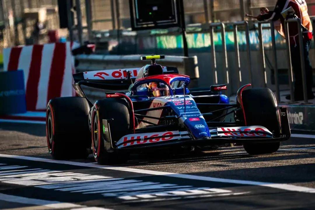 包含红牛车队翻盘红牛二队，塞恩斯刷新纪录的词条