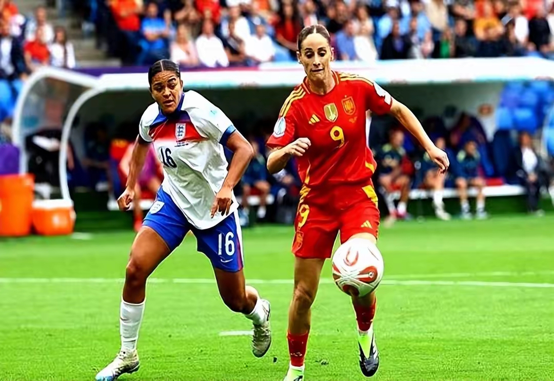 意大利女足球队在德国杯赛中取得胜利