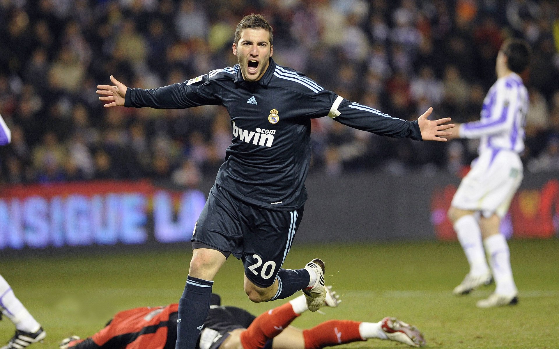 不是一场普通胜利！曼联新王迪亚斯用拉满评分宣告红魔血液已沸腾