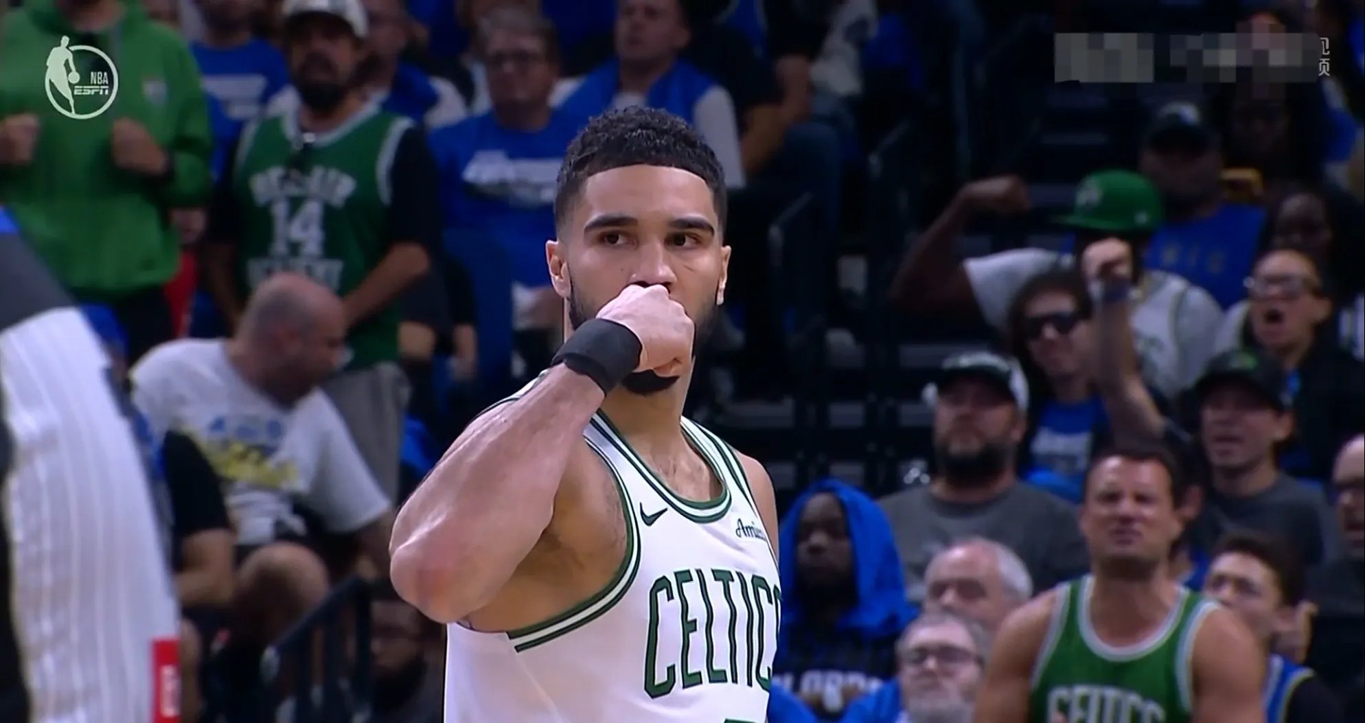 塔图姆点燃赛场，魔术压制新疆队