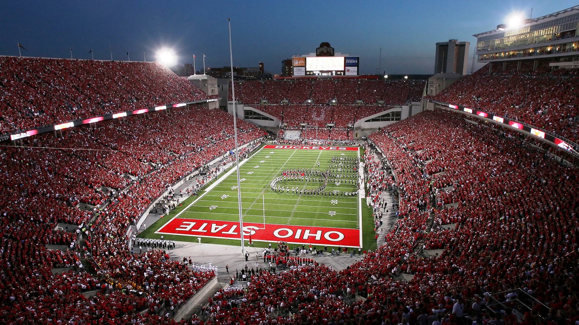 赛道与球场的双重奏，F1年度争冠焦点战与国王冲垮马刺的体育史诗