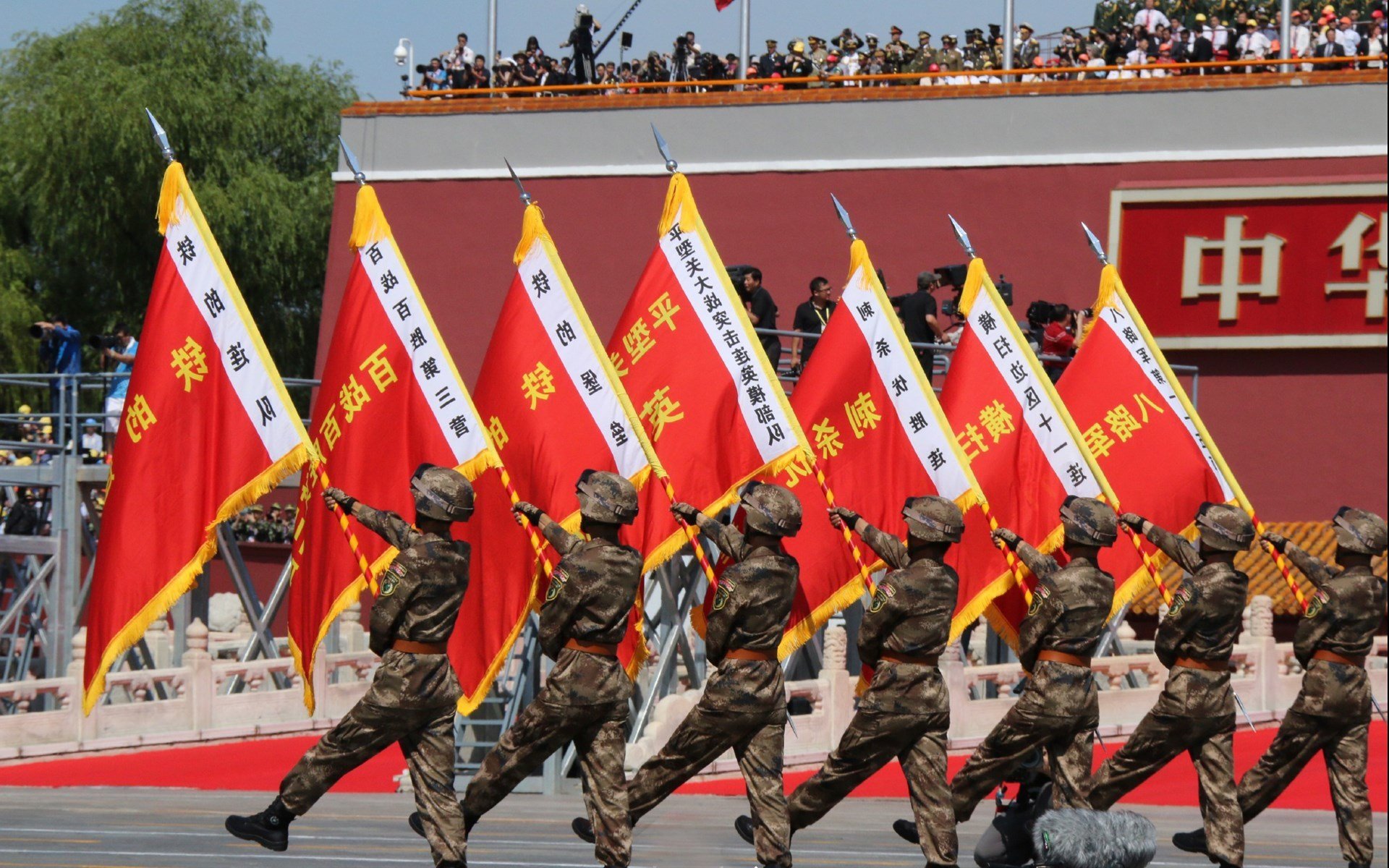 横跨大西洋的统治力，从篮网的战术交响到霍勒迪的个人宣言