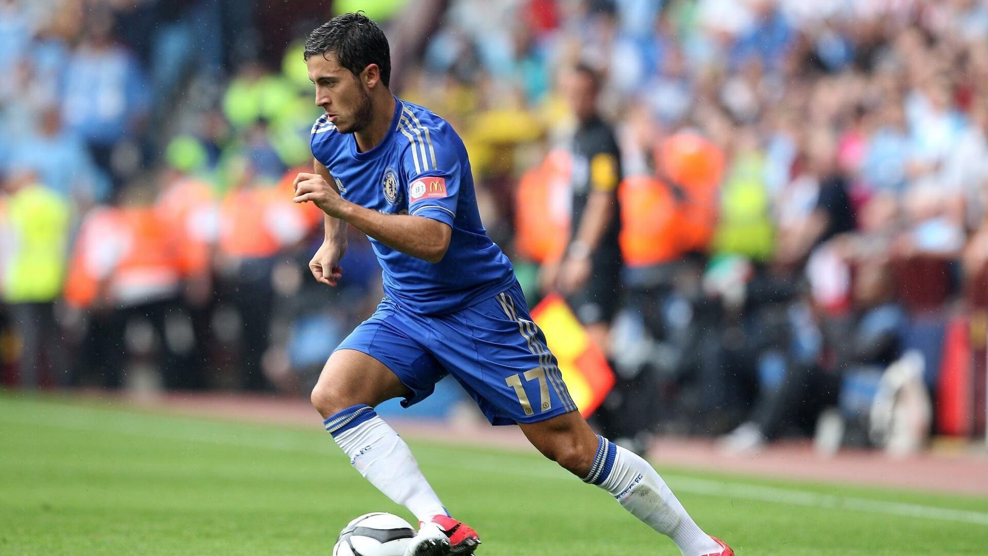 开云体育平台APP-绿茵场的鏖战与三分线的传奇，当德甲争冠之夜对话库里的个人神迹